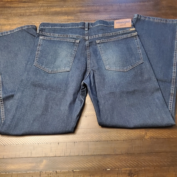 Wrangler Relaxed Straight Fit Flex Jean 32" inseam - Picture 3 of 11